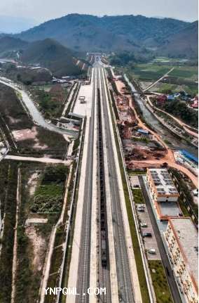 一轨通两国，中老铁路开启幸福路，配齐物流走天下
