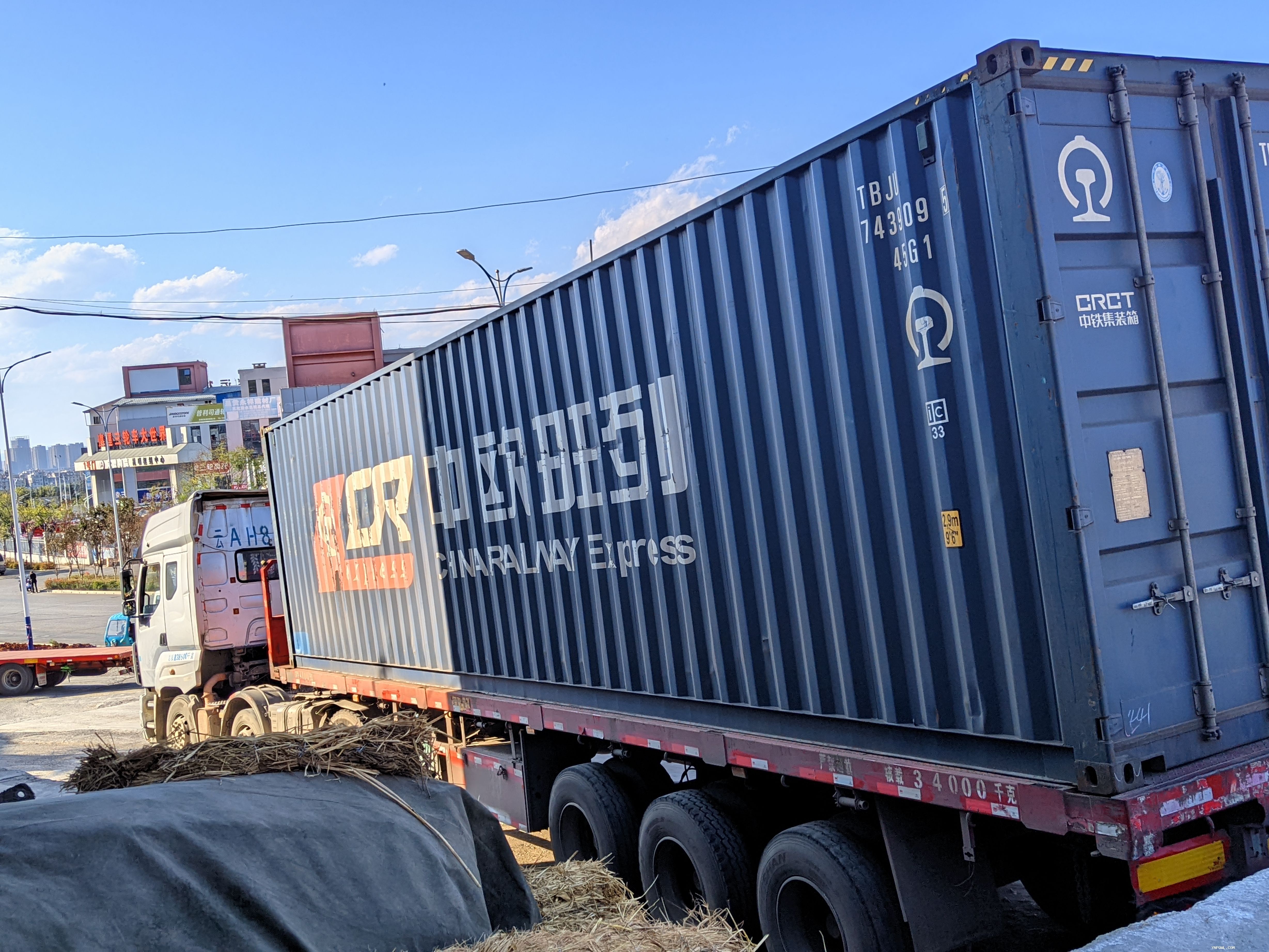 关于中老铁路跨境运输汽车相关